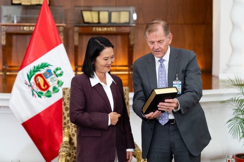 Frère Gary E. Stevenson, du Collège des douze apôtres de l’Église de Jésus-Christ des Saints des Derniers Jours, offre un exemplaire du Livre de Mormon à la présidente péruvienne Keiko Fujimori Higuchi, dans le cadre d’un ministère dans ce pays d’Amérique du Sud le jeudi 27 août 2026, au palais du Gouvernement à Lima (Pérou).