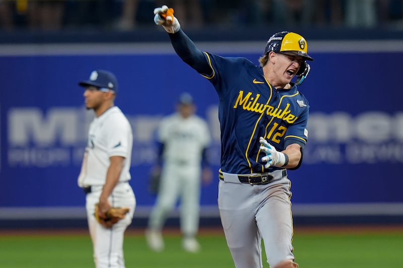 Cooper Pratt, arrêt-court des Brewers de Milwaukee, fête son coup de circuit solo lors de la 12e manche du match 4 de la Série mondiale de baseball, le mercredi 28 octobre 2026, à St. Petersburg, en Floride, entre les Brewers de Milwaukee et les Rays de Tampa Bay.