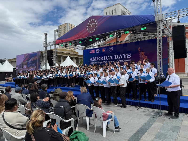 Des membres de l’Église de Jésus-Christ des Saints des Derniers Jours chantent « America the Beautiful » dans le cadre de la célébration « America Days » à Oulan-Bator, en Mongolie, le 6 juin 2026.
