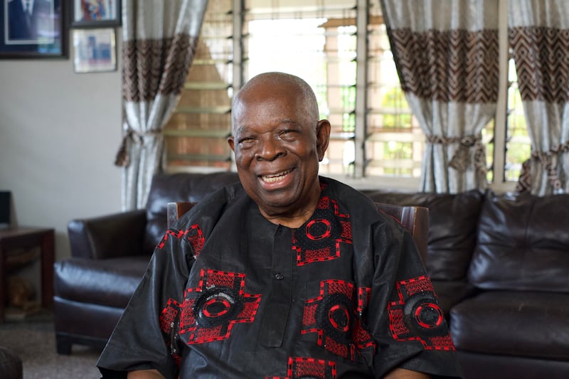 Emmanuel A. Kissi, qui a servi comme président par intérim de la mission de Ghana Accra de 1989 à 1991 pendant « le Gel », est interviewé pour une série documentaire.