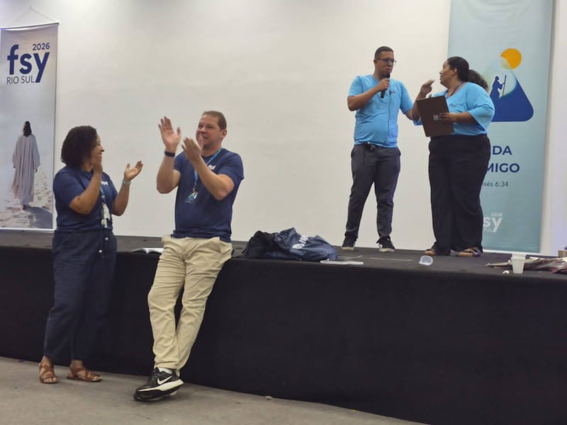 Quatre dirigeants animent une session FSY à Rio de Janeiro, au Brésil, en février 2026.