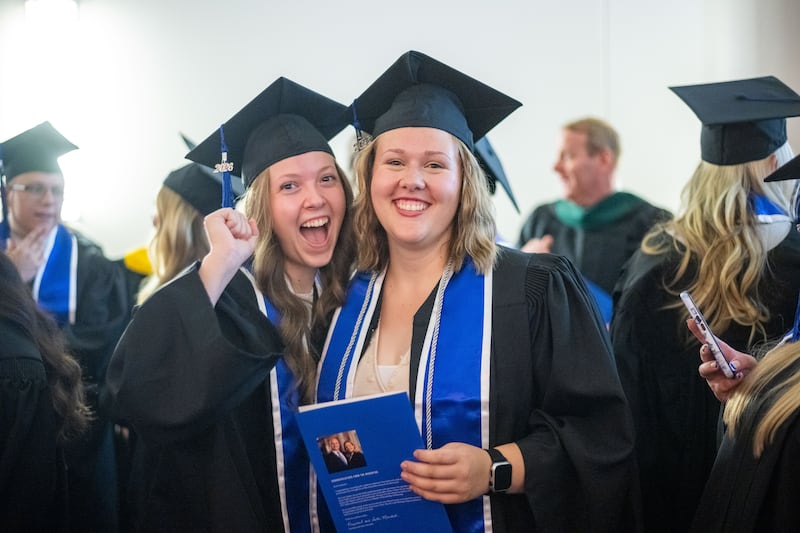 Des diplômés posent pour des photos à l’extérieur du BYU–I Center après la cérémonie de remise des diplômes, le jeudi 23 juillet 2026, à Rexburg (Idaho).