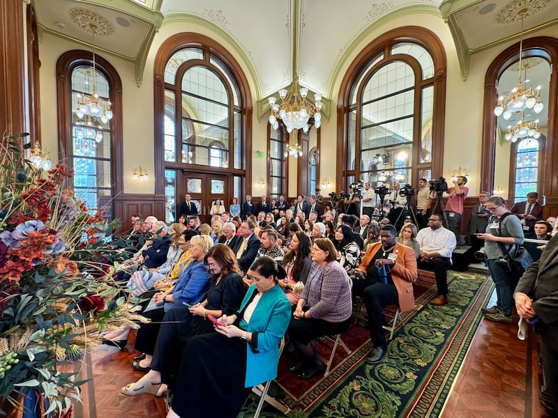 Des personnes écoutent lors de l'événement pour les médias le mardi 1er septembre 2026, à Salt Lake City, annonçant le thème « Réjouissez-vous dans le Christ » pour les prochaines portes ouvertes et la célébration de l'historique temple de Salt Lake de l'Église de Jésus-Christ des Saints des Derniers Jours.