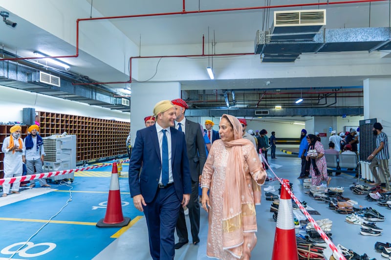 Frère Roland J. Bäck, un Soixante-dix d’interrégion, et Bubbles Kandhari, vice-présidente du Guru Nanak Darbar Gurudwara, discutent avant une cérémonie de distribution de kits alimentaires à Dubaï, aux Émirats arabes unis, le dimanche 30 août 2026. Les kits alimentaires ont été assemblés par des membres de la communauté sikhe et des membres de l’Église de Jésus-Christ des Saints des Derniers Jours dans le cadre d’un projet de service combiné.