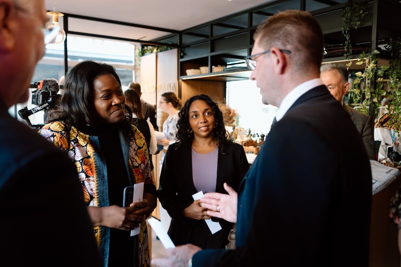 Stefano Bosco, directeur des Oeuvres humanitaires des Saints des Derniers Jours a Geneve, discute avec Stephanie Dei et Shafa Maseeh de l'Organisation internationale pour les migrations (OIM) a Geneve, en Suisse, le mercredi 15 avril 2026.