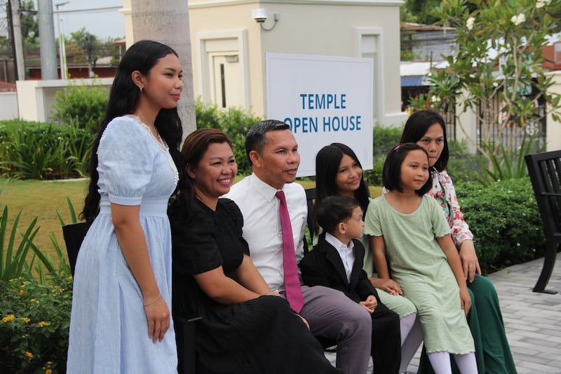 Une famille prend une photo devant le temple de Davao, aux Philippines, le dernier jour des portes ouvertes, le 10 avril 2026.