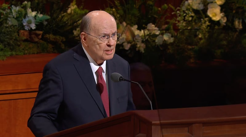 Frere Quentin L. Cook, du College des douze apotres, parle lors de la session du dimanche apres-midi de la 196e conference generale annuelle de l'Eglise de Jesus-Christ des Saints des Derniers Jours au Conference Center a Salt Lake City, le 5 avril 2026.