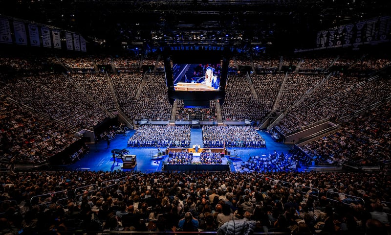 Plus de 7 000 diplômés de BYU et leurs amis et familles remplissent le Marriott Center pour la cérémonie de remise des diplômes le jeudi 23 avril 2026.