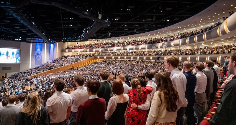 Des étudiants de BYU–Idaho se rassemblent au BYU–I Center à Rexburg (Idaho), pour écouter une réunion spirituelle avec frère Neil L. Andersen, du Collège des douze apôtres, le dimanche 22 février 2026.
