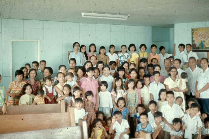 Des membres de la branche de Bacolod, à Bacolod, aux Philippines, photo prise en octobre 1971 par Elder Paul Blair.