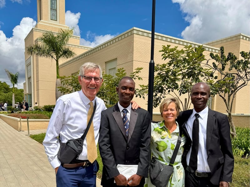 Kilford Shereni et Reginald Magocha prennent la pose pour une photo avec Bruce et Elizabeth Anderson devant le temple de Harare, au Zimbabwe.