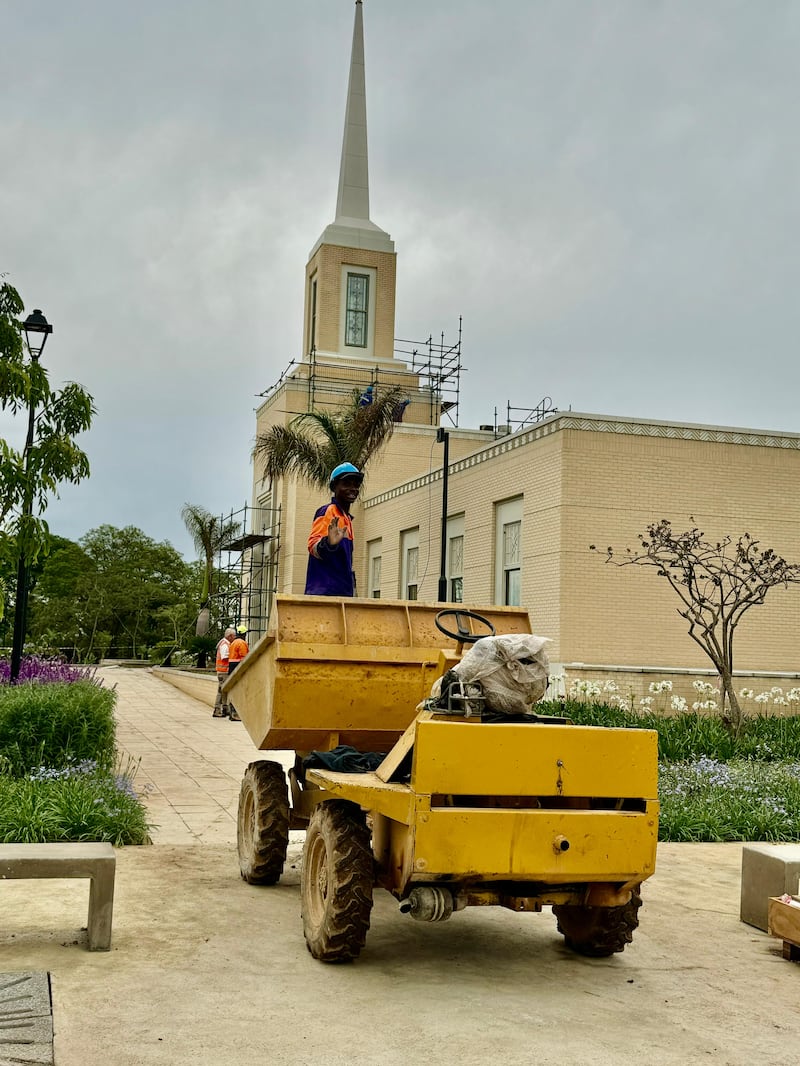 Reginald Magocha, qui travaille comme conducteur de petit camion-benne, est photographié devant le temple de Harare, au Zimbabwe, pendant sa construction.