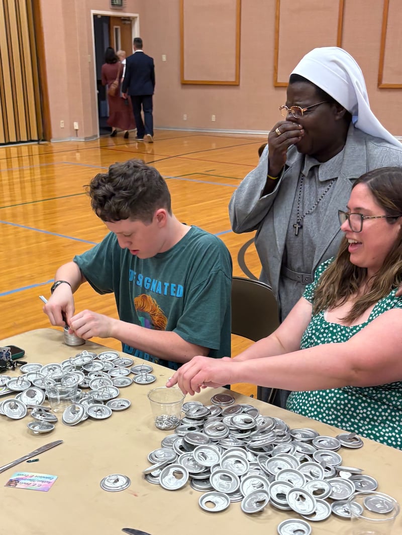 Sœur Rosemary Nyirumbe supervise les membres du pieu de Norman, Oklahoma, alors qu'ils participent à un projet de service consistant à retirer les languettes des couvercles de canettes à Oklahoma City, Oklahoma, le 8 mars 2026.
