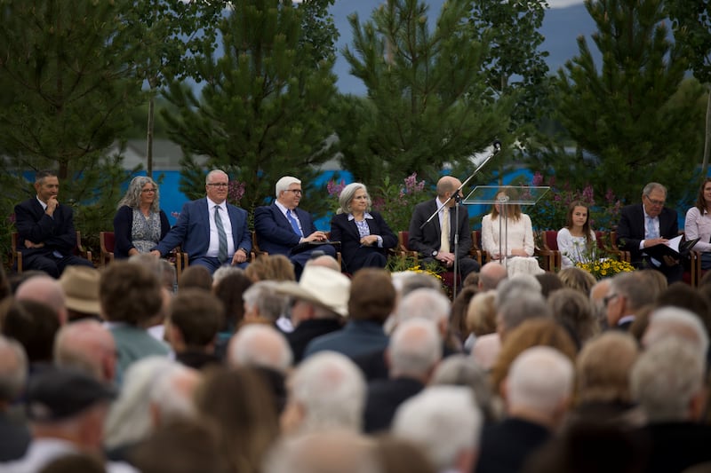 Des saints des derniers jours et des membres de la communauté se rassemblent lors de la cérémonie d'inauguration des travaux du temple de Missoula (Montana).