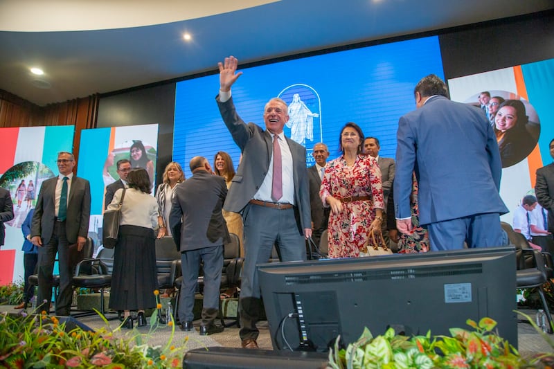 Frère Ulisses Soares, du Collège des douze apôtres, salue de la main les jeunes après une réunion spirituelle à Mexico (Mexique), le 28 août 2026.