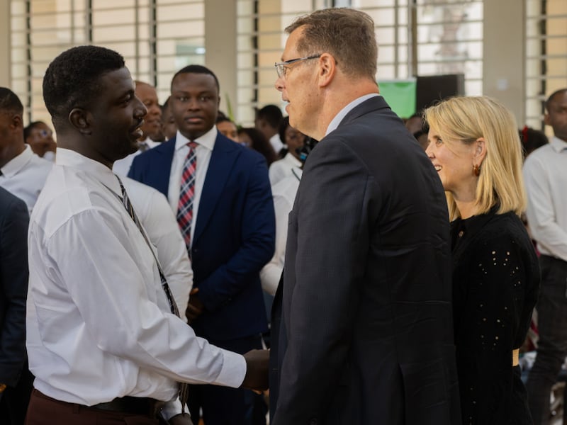 Frère Clark G. Gilbert, du Collège des douze apôtres, au centre, et son épouse, sœur Christine Gilbert, à droite, saluent des étudiants de BYU–Pathway après une réunion spirituelle à Accra, au Ghana, le vendredi 28 août 2026.
