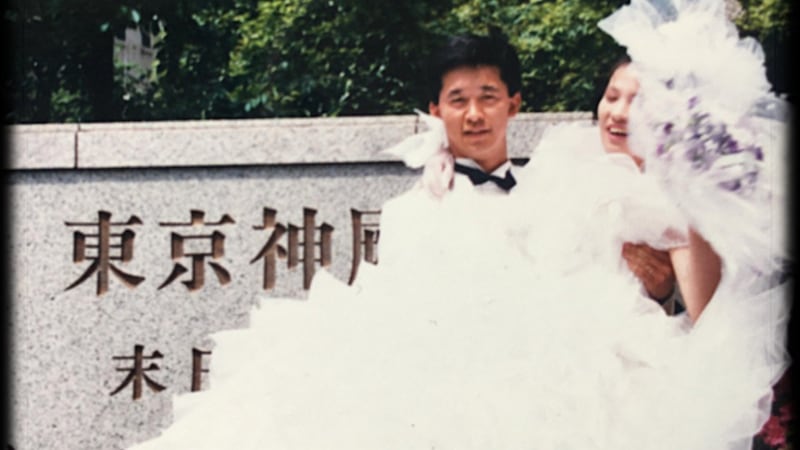 Seiji Tokuzawa et son épouse, Hitoe, devant le temple de Tokyo (Japon) en 1988.