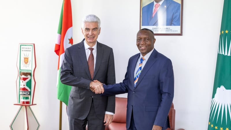 Frère Gérald Caussé pose pour une photo avec un officiel du gouvernement burundais à Bujumbura, au Burundi, le 22 octobre 2026.