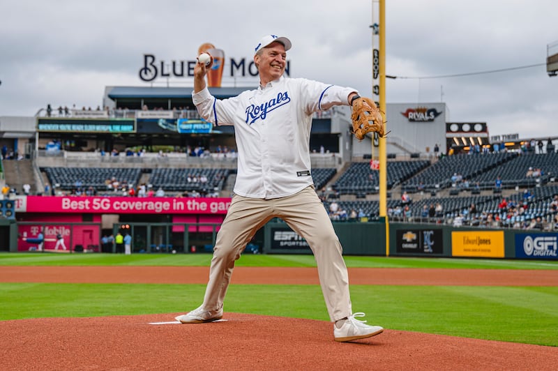 Frère Jeremiah Morgan, Soixante-dix d'interrégion, lance la première balle lors du match de baseball de la ligue majeure des Royals de Kansas City dans le cadre d'une soirée JustServe, le 25 avril 2025, à Kansas City (Missouri).