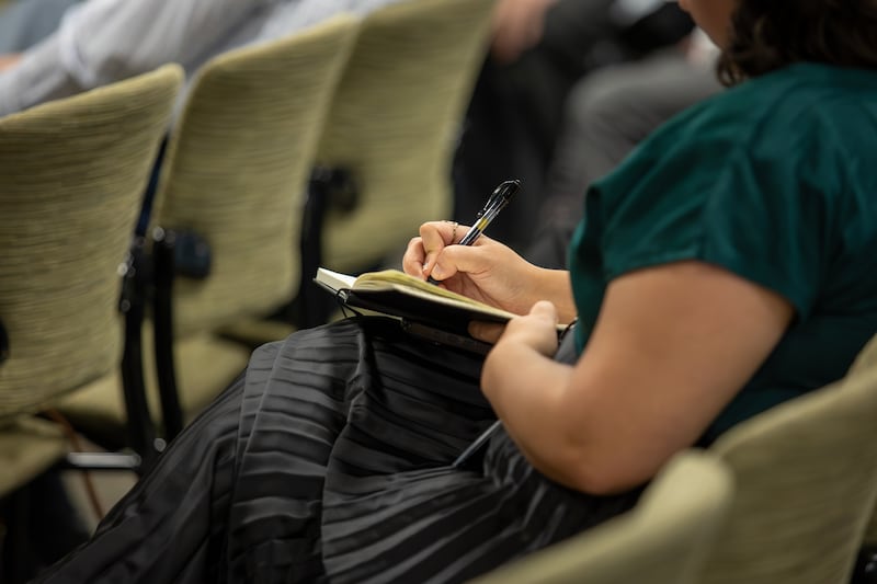 Un étudiant d'Ensign College prend des notes pendant une réunion spirituelle sur le campus à Salt Lake City, le 22 septembre 2026.