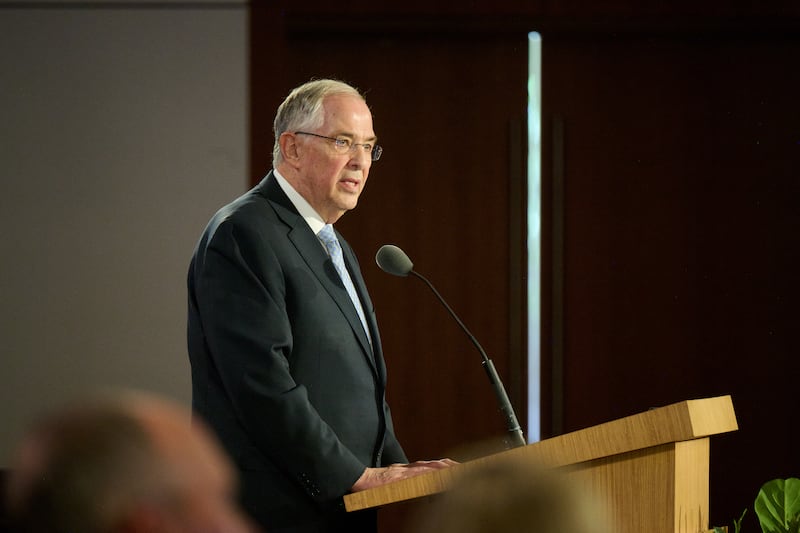 Frère Neil L. Andersen s'exprime lors du séminaire 2026 pour les nouveaux présidents de mission le jeudi 18 juin 2026, au centre de formation des missionnaires de Provo à Provo, dans l'Utah.