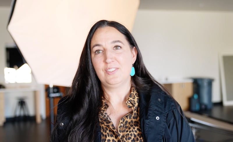 Tina Smith, photographe de l'Église, est interviewée pour une vidéo sur le travail en coulisses des photographes lors de la conférence générale et au-delà.
