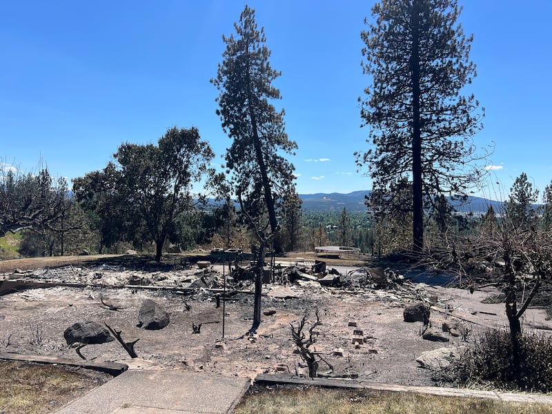 La vue depuis l'avant de la propriété où se trouvait autrefois la maison de la famille Anglesey avant que l'incendie d'Upriver à Spokane, Washington, ne la détruise le mardi 16 juin 2026.