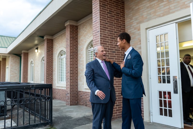 Elder Ronald A. Rasband, du Collège des douze apôtres, salue un missionnaire lors de sa visite en République dominicaine en avril 2026.