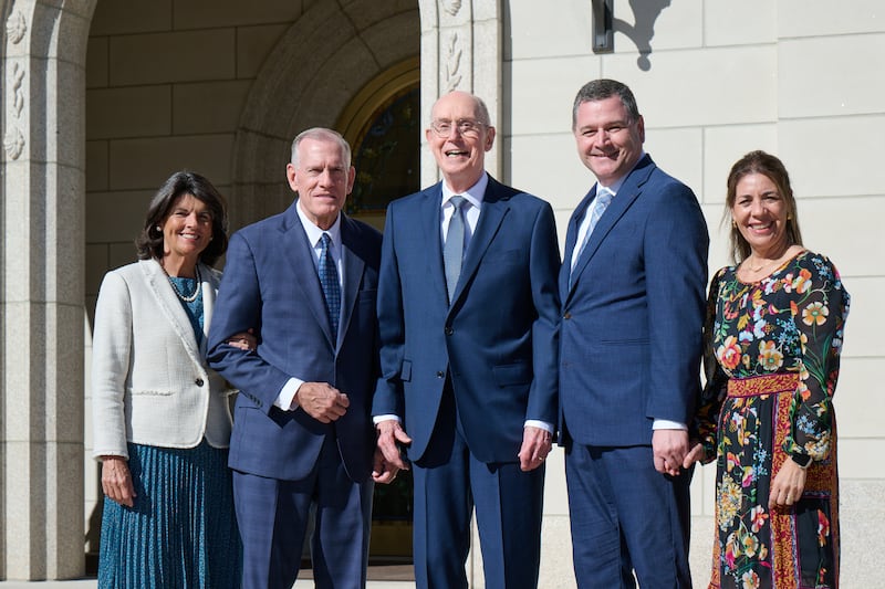 Le président Henry B. Eyring se tient devant le temple de Montpelier (Idaho) entre les soixante-dix Autorité générale frère Steven R. Bangerter, à gauche, et frère Ricardo P. Giménez, à droite, et leurs épouses, sœur Susan A. Bangerter et sœur Catherine Giménez, respectivement.