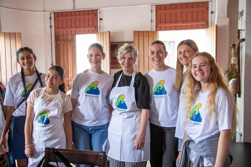Sœur Emily Belle Freeman se tient aux côtés de jeunes filles lors d'une activité de service communautaire à Naguabo, Porto Rico, le samedi 16 mai 2026.