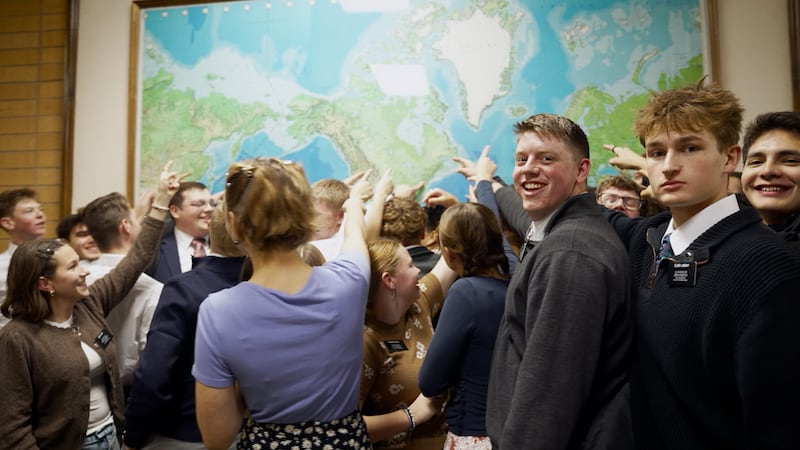 Des missionnaires montrent leur mission assignée sur une carte du monde lors du tournage d'une nouvelle vidéo au centre de formation missionnaire de Provo.
