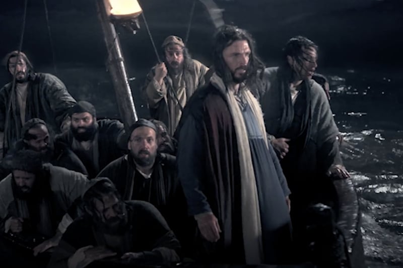 Sur cette capture d’écran tirée des Vidéos de la Bible, le Sauveur a calmé la mer agitée lorsque ses apôtres craignaient pour leur vie.