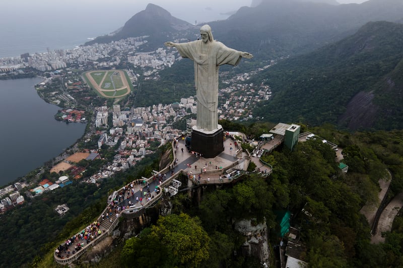 Dans cette image aérienne prise avec un drone, la statue du Christ Rédempteur se dresse au-dessus de Rio de Janeiro, au Brésil, vendredi 8 octobre 2021, une semaine avant son 90e anniversaire. (AP Photo/Lucas Dumphreys)
