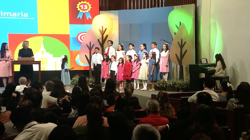 Un chœur d'enfants de la Primaire chante lors d'une réunion spirituelle avec sœur Amy A. Wright, le samedi 23 mars 2024, à Mexico (Mexique).