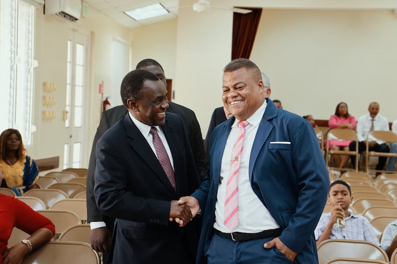 Frère Edward Dube, de la présidence des Soixante-dix, serre la main d'un membre lors d'une conférence spéciale à Puerto Plata, en République dominicaine, le 13 septembre 2026.