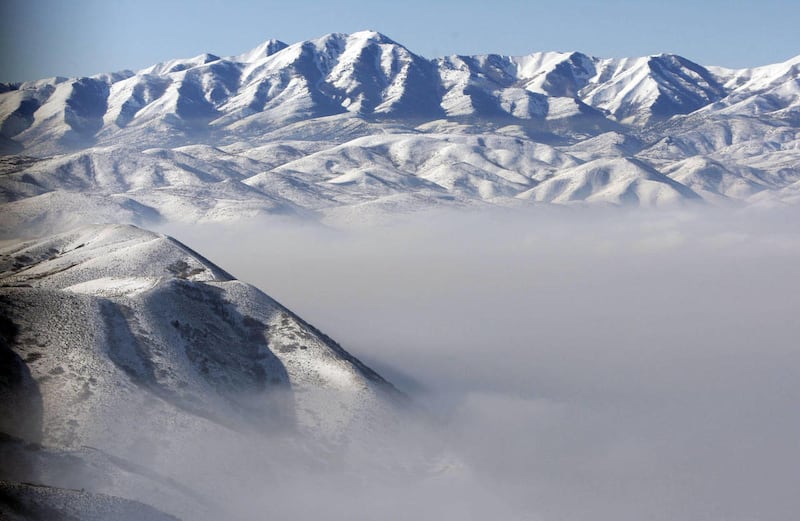 Les sommets des montagnes Oquirrh et Wasatch s'élèvent au-dessus d'une mer de brume dans la vallée de Salt Lake, le vendredi 7 janvier 2011.