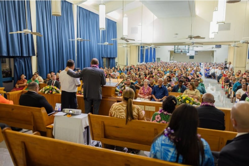 Elder Gary E. Stevenson, du Collège des douze apôtres, s'adresse aux femmes et aux jeunes filles lors d'une veillée à Apia, aux Samoa, le 23 mai 2026.
