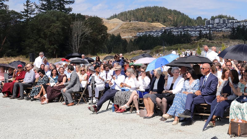 Des membres de la collectivité, des saints des derniers jours et des invités attendent le début de la cérémonie d'ouverture du chantier du temple de Victoria (Colombie-Britannique) le samedi 22 août 2026, à Langford (Colombie-Britannique).