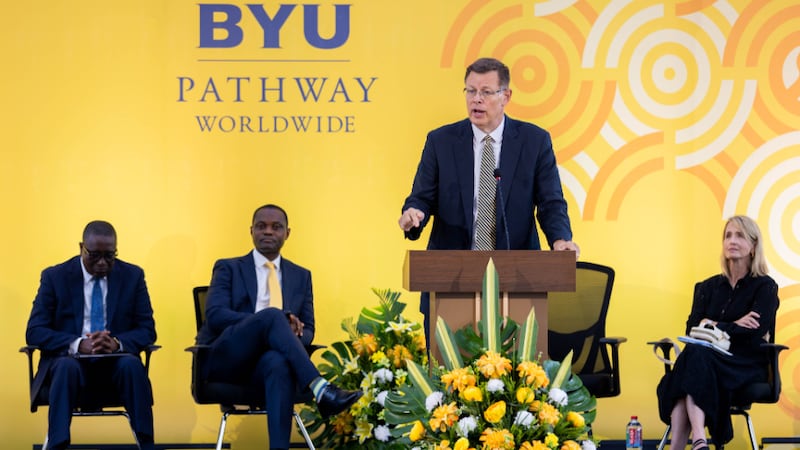 Frère Clark G. Gilbert, du Collège des douze apôtres, s'adresse aux étudiants de BYU–Pathway lors d'une réunion spirituelle à Accra (Ghana), le vendredi 28 août 2026.