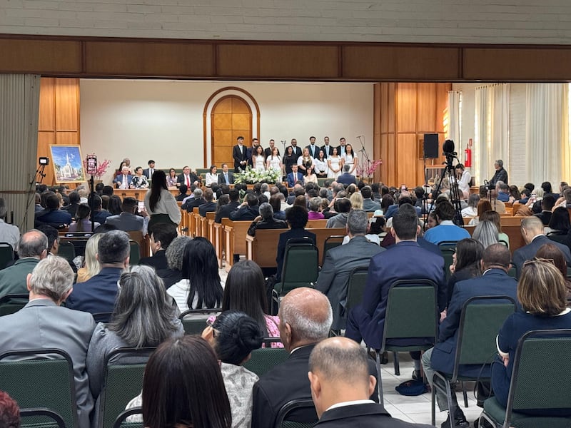 Un chœur chante le cantique « Cantando Louvamos », ou « Redeemer of Israel » en anglais, lors de la cérémonie d'ouverture du chantier du temple de Santos (Brésil), le samedi 1er août 2026, à Santos (Brésil).