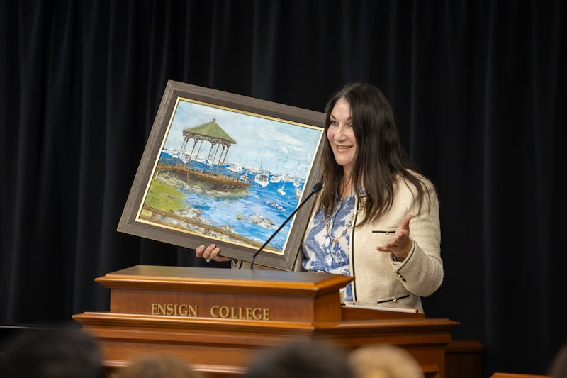 Sœur Fabiana Alliaud montre l'une de ses peintures à des étudiants d'Ensign College à Salt Lake City, le mardi 15 septembre 2026.