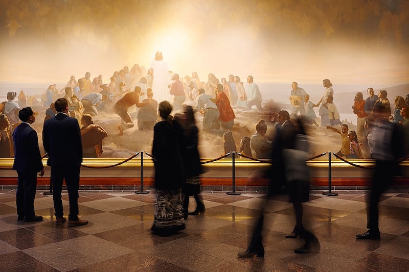 Des personnes passent devant un tableau du Sauveur dans le centre de conférence à Salt Lake City avant la session du dimanche matin de la conférence générale d'octobre 2025, le dimanche 5 octobre 2025.