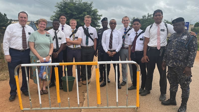 Des missionnaires, des dirigeants et des policiers ajoutent du ruban réfléchissant aux barrières de sécurité lors du projet de service pour toute l'Afrique, le 17 août 2024.