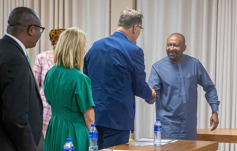 frère Clark G. Gilbert, du Collège des douze apôtres, salue le vice-président de Sierra Leone, Mohamed Juldeh Jalloh, à Freetown, en Sierra Leone, le mercredi 26 août 2026.