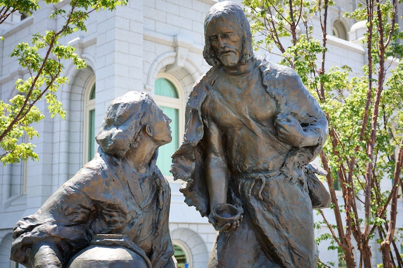 Une nouvelle statue intitulée « Jésus-Christ avec la femme au puits » est exposée à Temple Square le mercredi 15 juillet 2026.
