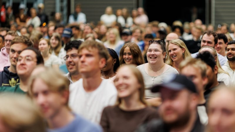 Des jeunes adultes célibataires assistent à Festinord 2026, qui a eu lieu du 28 juillet au 1ᵉʳ août à Ikaalinen Spa, en Finlande.