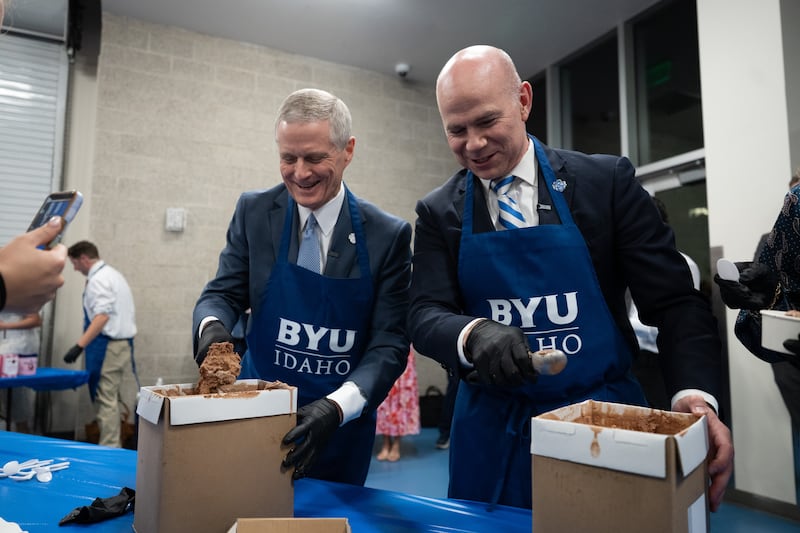 Frère David A. Bednar, du Collège des douze apôtres, et le président de BYU–Idaho, Alvin F. Meredith III, aident à servir de la crème glacée à des étudiants à la suite d’une réunion spirituelle tenue dans l’I-Center à Rexburg, en Idaho, le jeudi 8 octobre 2026.