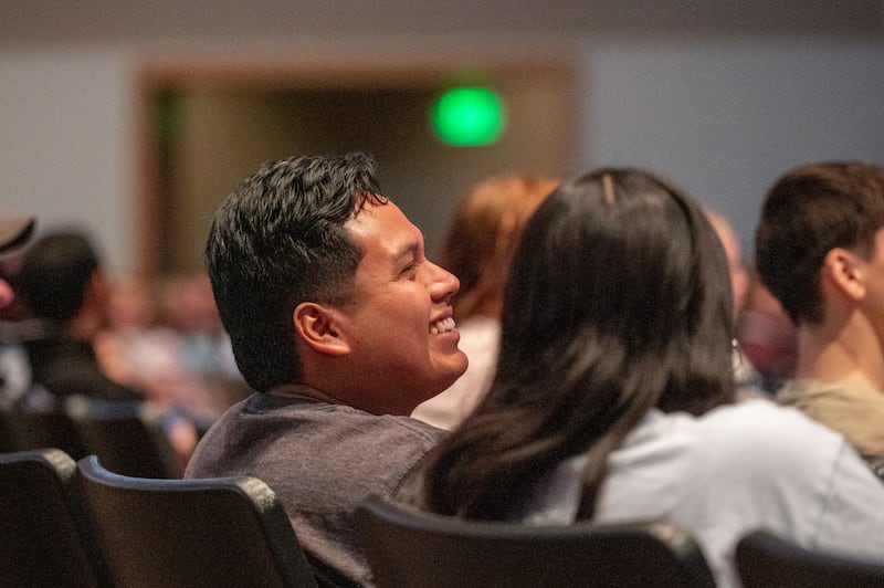Des étudiants de Brigham Young University–Idaho écoutent lors d'une méditation spirituelle sur le campus avec le président Alvin F. Meredith III et sa femme, sœur Jennifer Meredith, le mardi 21 avril 2026, à Rexburg, en Idaho.
