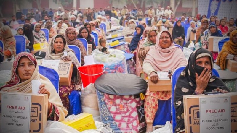 Des femmes issues de minorités, notamment des veuves et des femmes divorcées de Khanewal, reçoivent une aide d’urgence suite aux inondations pour répondre à leurs besoins immédiats et rétablir la stabilité dans leur vie à la suite des inondations de 2025 au Pakistan.