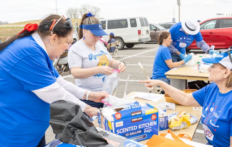 Des personnes participent à un projet de service avant la soirée JustServe au match des Kansas City Royals à Kansas City, Missouri, le jeudi 9 avril 2026.